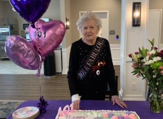 DI USIANYA YANG KE-101 TAHUN, LANSIA INI MENDAPATKAN VAKSIN COVID-19