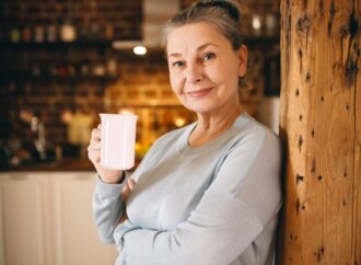 ENAM CARA AGAR LANSIA CUKUP MINUM