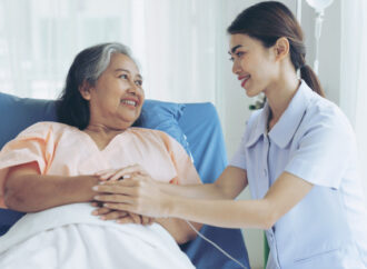 TIP CARA MEYAKINKAN ANGGOTA KELUARGA UNTUK MEMBANTU ORANGTUA YANG LANSIA