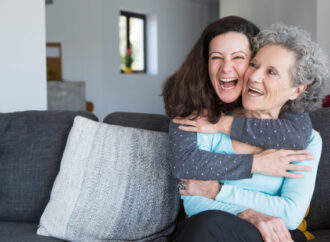 TIP KOMUNIKASI DENGAN LANSIA MEMILIKI GANGGUAN PENDENGARAN