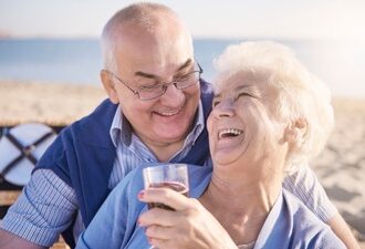 3 MANFAAT TERTAWA DALAM PERAWATAN LANSIA