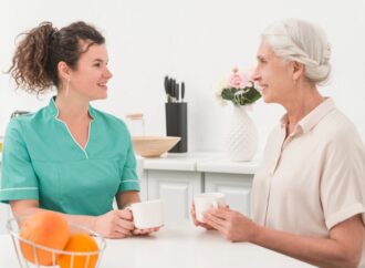 STOP MEMPERLAKUKAN LANSIA DEMENSIA SEPERTI ANAK KECIL!