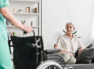 3 TANDA ADA KETIDAKBERESAN DENGAN PENGASUH LANSIA