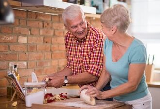 4 TRIK LIBATKAN ANGGOTA KELUARGA MERAWAT ORANGTUA