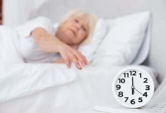 4 PENYEBAB LANSIA SULIT TIDUR