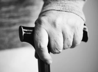 Perubahan Postur Tubuh Terkait Usia: PUNGGUNG BUNGKUK DAPATKAH DICEGAH?