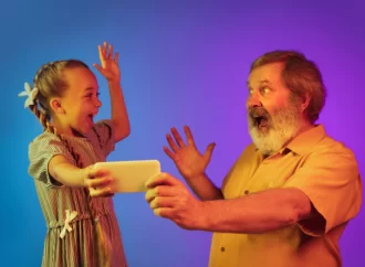 7 MANFAAT BERNYANYI BERSAMA CUCU