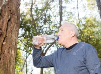 TIP TETAP FIT BAGI LANSIA KALA CUACA TERIK