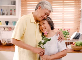 3 CARA MENYATAKAN RASA SAYANG KEPADA PASANGAN DI USIA 60 TAHUN
