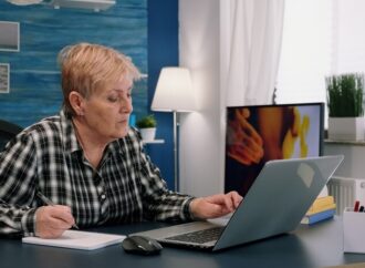 MEMBACA DAN MENULIS TINGKATKAN FUNGSI OTAK LANSIA