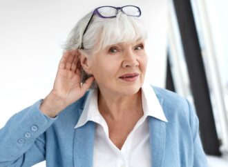 10 TANDA KEHILANGAN PENDENGARAN PADA LANSIA