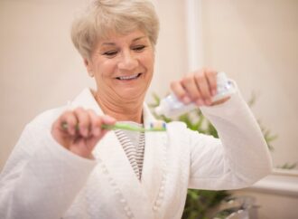 3 TIP PERAWATAN GIGI UNTUK KURANGI RISIKO PENYAKIT LANSIA