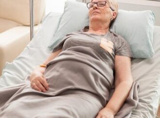 TIP KEBERSIHAN UNTUK LANSIA YANG TERBARING DI TEMPAT TIDUR