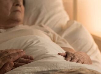MEMANDIKAN LANSIA DI TEMPAT TIDUR