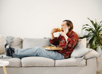 DAMPAK NEGATIF GAYA HIDUP “REBAHAN” PADA LANSIA