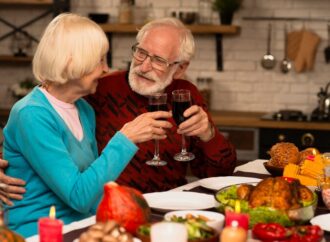 8 TRIK MEMPERBAIKI KOMUNIKASI DENGAN PASANGAN SETELAH USIA 60 TAHUN