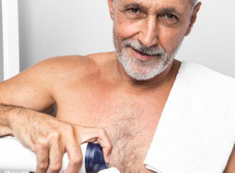 3 TRIK MENYIASATI LANSIA YANG SULIT MANDI