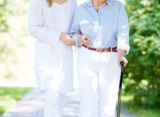 TIP MENGGUNAKAN TONGKAT UNTUK KEAMANAN LANSIA