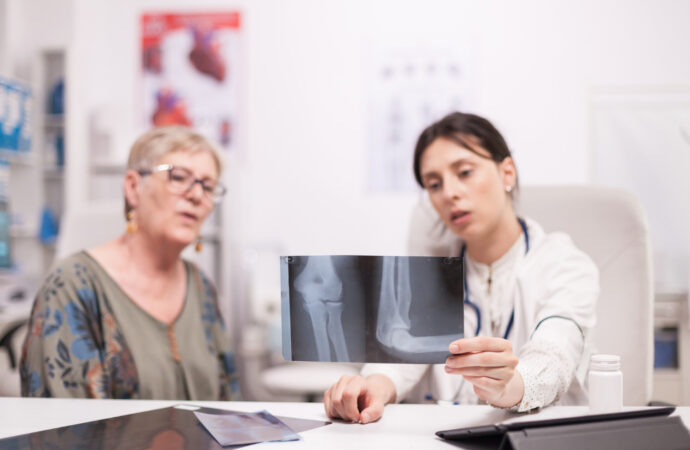 MENGAPA PEREMPUAN LEBIH BERISIKO MENGALAMI OSTEOARTRITIS?