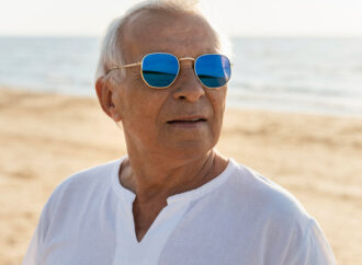 PILIH-PILIH KACAMATA HITAM UNTUK LANSIA