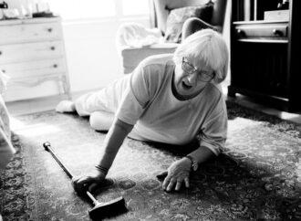 TIP BANGKIT BAGI LANSIA, KETIKA TERJATUH