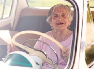 6 HAL YANG PERLU JADI PERHATIAN LANSIA SEBELUM MEMUTUSKAN UNTUK TETAP MENGEMUDI