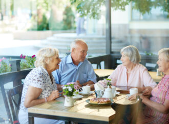 5 TIP MAKAN DI LUAR LANSIA PENDERITA DEMENSIA