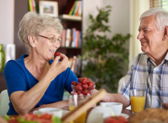 MEMPERLAMBAT PROSES PENUAAN DENGAN POLA MAKAN