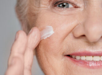 ALAS BEDAK TERBAIK UNTUK WANITA DI ATAS 70 TAHUN