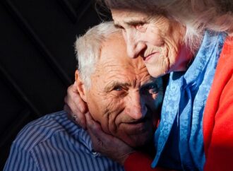 USIA 70-AN: Kepekaan Sentuhan Menurun, Tetapi Hanya Terjadi pada Bagian Kulit yang Tidak Berbulu