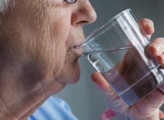 LANSIA LEBIH BERISIKO MENGALAMI MULUT KERING, TETAPI BUKAN BAGIAN NORMAL DARI PENUAAN