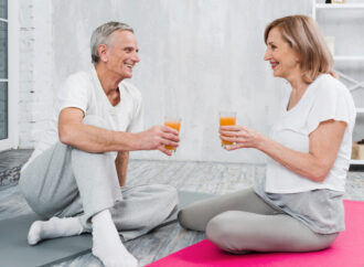 10 TIP LANSIA TETAP SEGAR DI CUACA TERIK