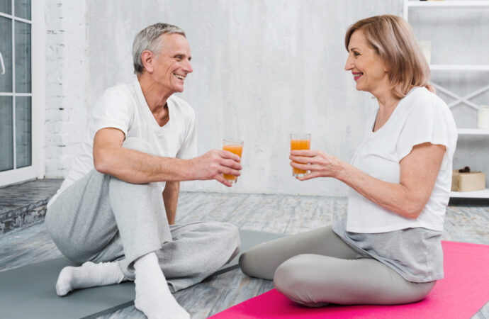 10 TIP LANSIA TETAP SEGAR DI CUACA TERIK