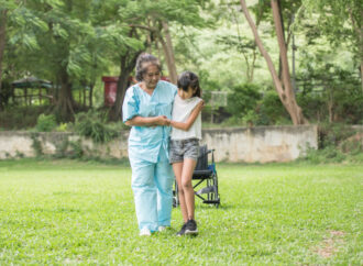 BARANG YANG WAJIB DIBAWA LANSIA UNTUK BERWISATA