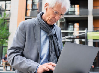 10 TIP AMAN BERSELANCAR INTERNET BAGI LANSIA