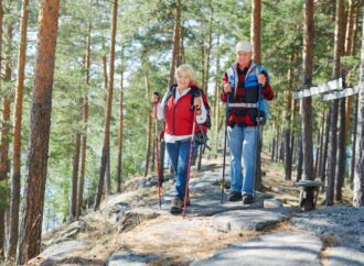 HIKING SETELAH USIA 60, Mengapa Tidak? INI MANFAATNYA!