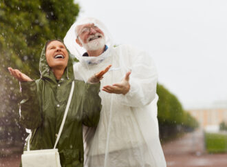 TIP SEHAT UNTUK LANSIA DI MUSIM PENGHUJAN