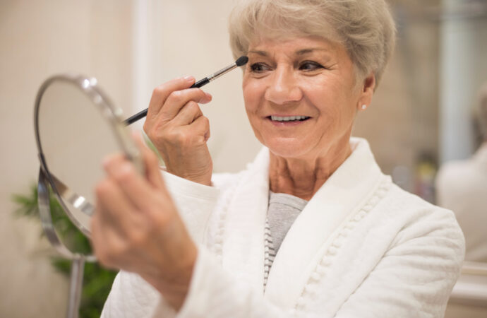 MERIAS MATA LANSIA MENJADI INDAH