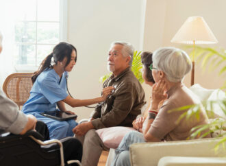 CARA SEDERHANA MENDAMPINGI LANSIA SAKIT