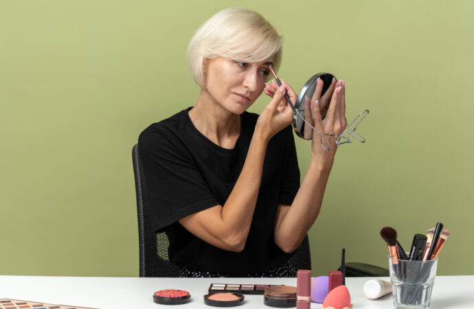 MENONJOLKAN KEINDAHAN MATA DI USIA LANSIA