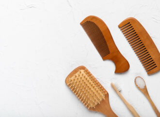 CARA MEMILIH SISIR YANG TEPAT UNTUK RAMBUT LANSIA