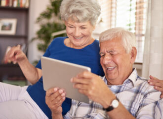 Studi: MANFAAT MENGEJUTKAN DARI TEKNOLOGI DIGITAL BAGI OTAK LANSIA